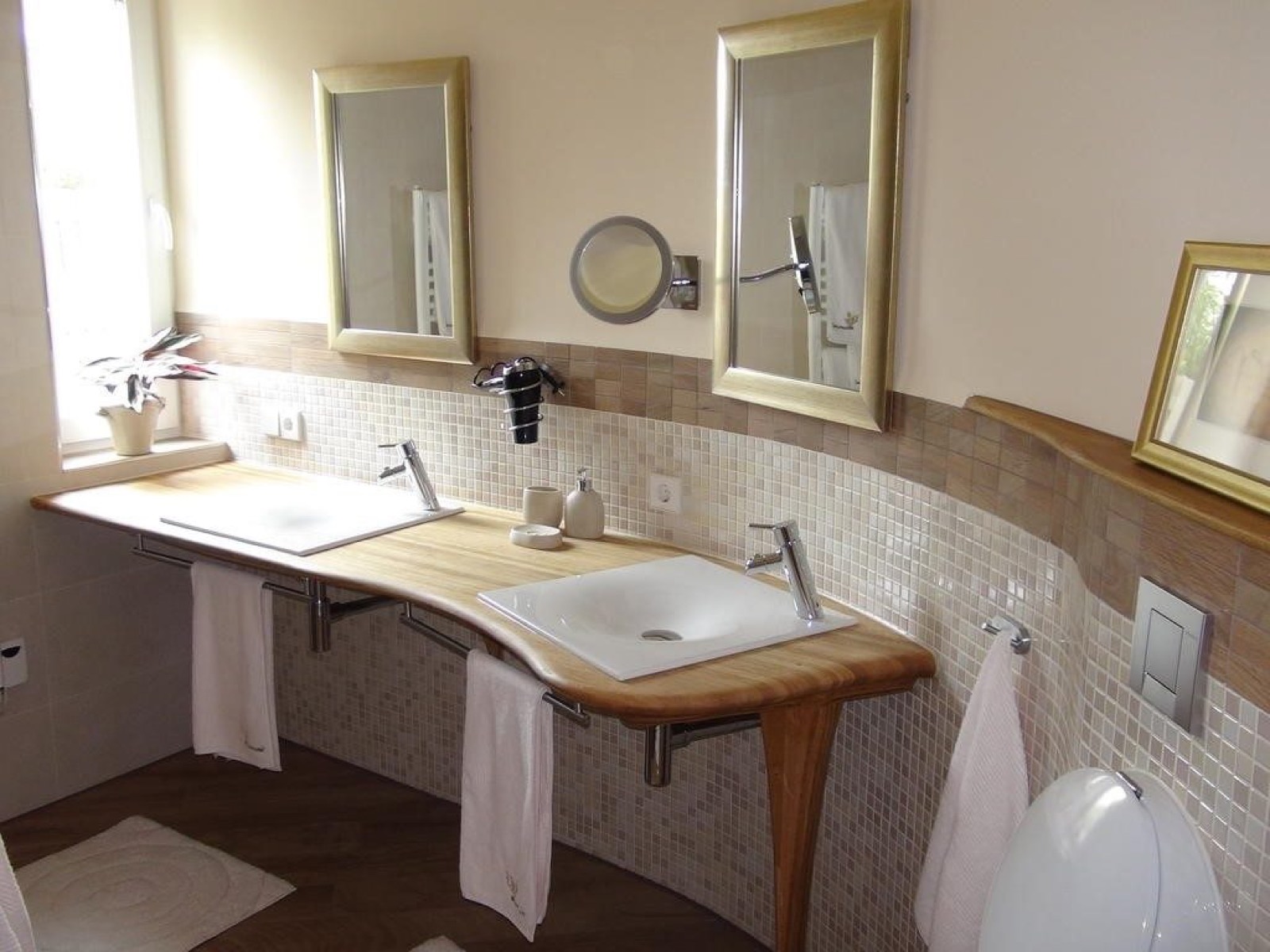 Handgefertigtes Bad der Wohnung Aqua