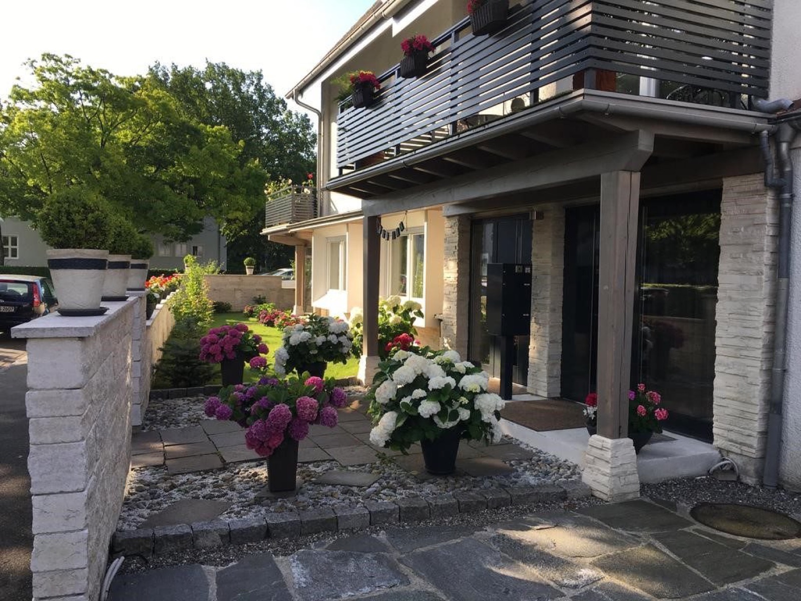 Eingangsbereich des Bio Inn am See mit Blumen