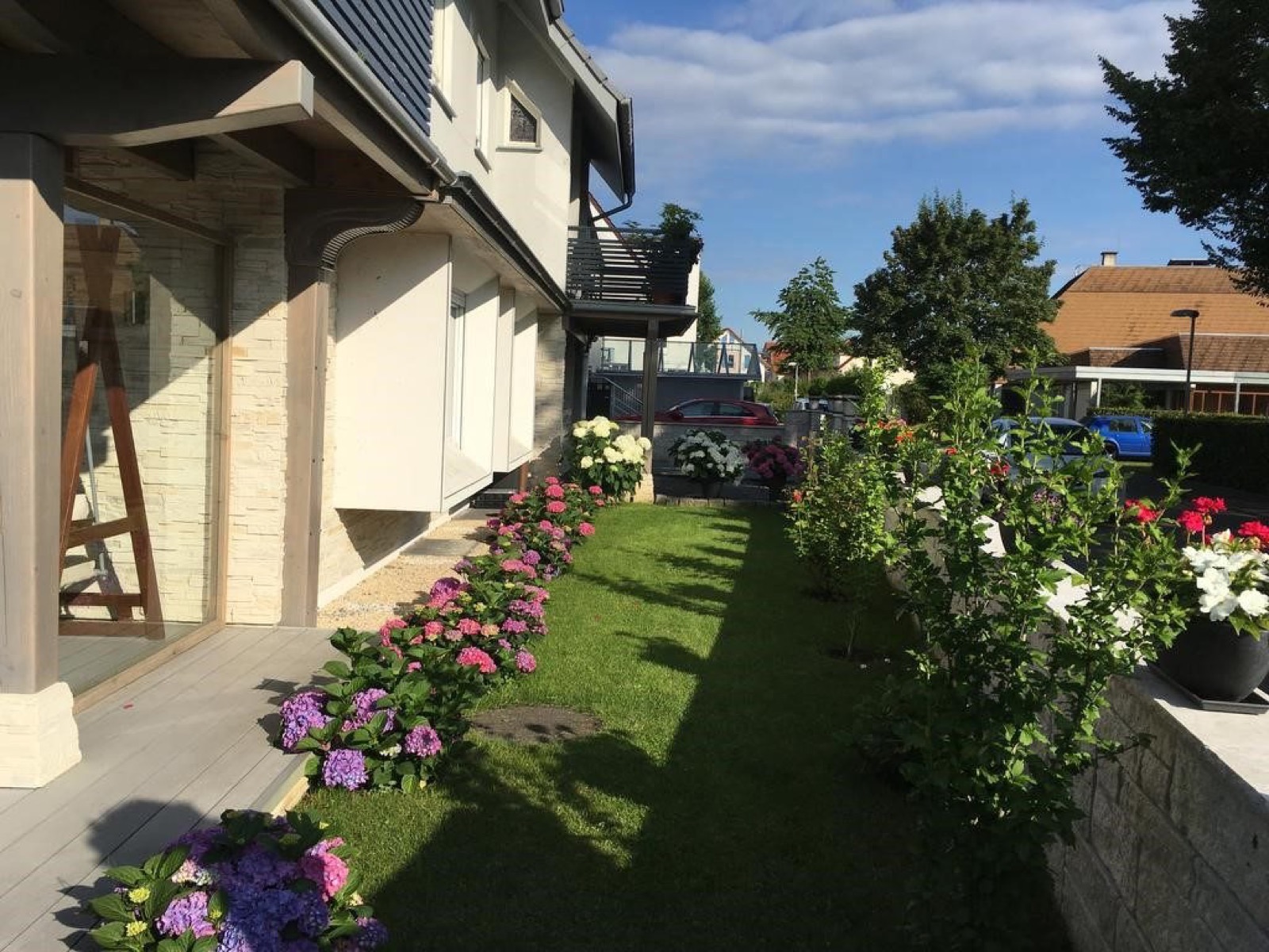 Garten mit Blumen und Terrasse am Bio Inn am See in Fischbach
